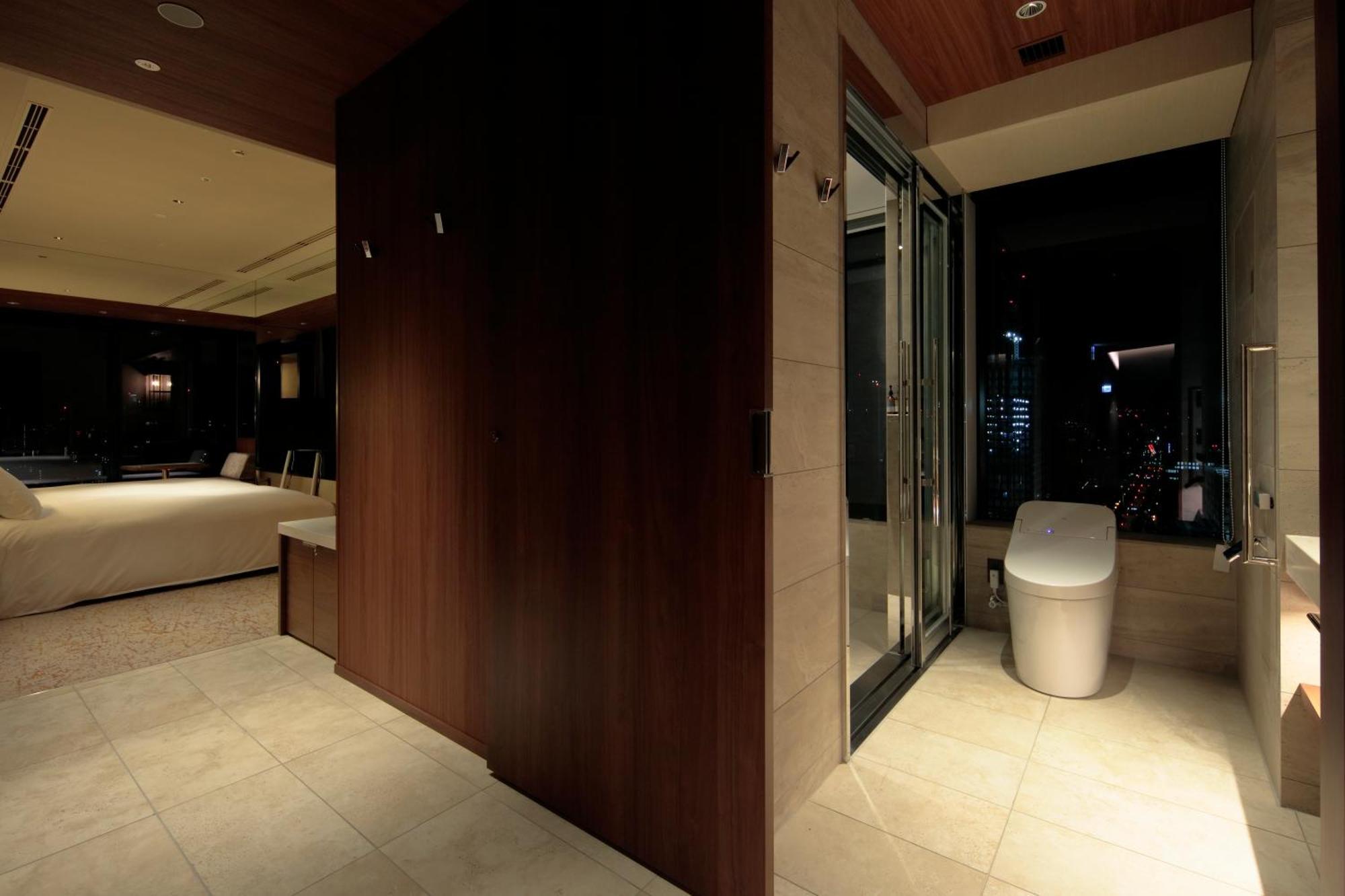 Candeo Hotels Osaka The Tower ห้อง รูปภาพ A modern Japanese toilet