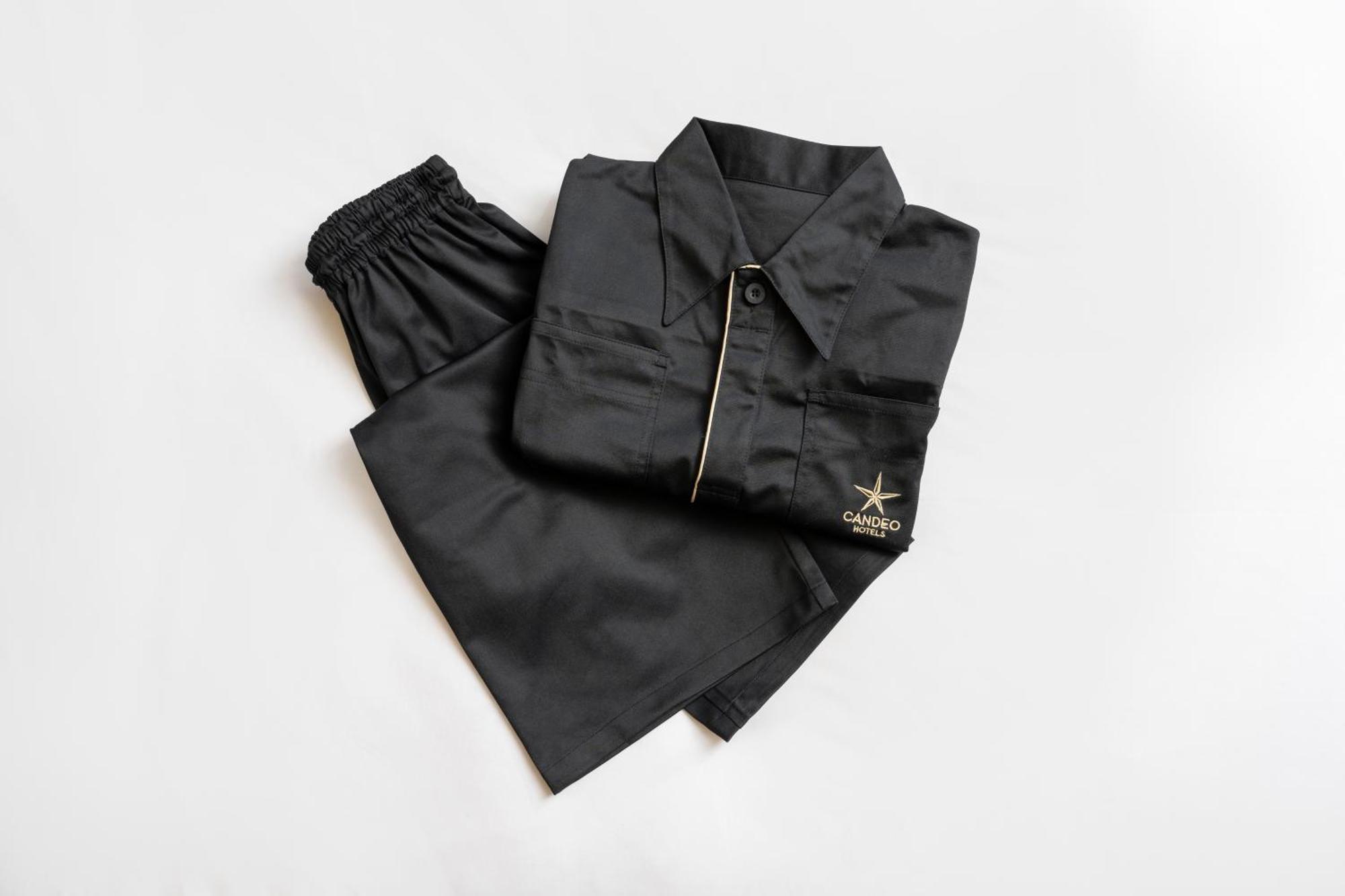 Candeo Hotels Osaka The Tower ห้อง รูปภาพ A set of black overalls
