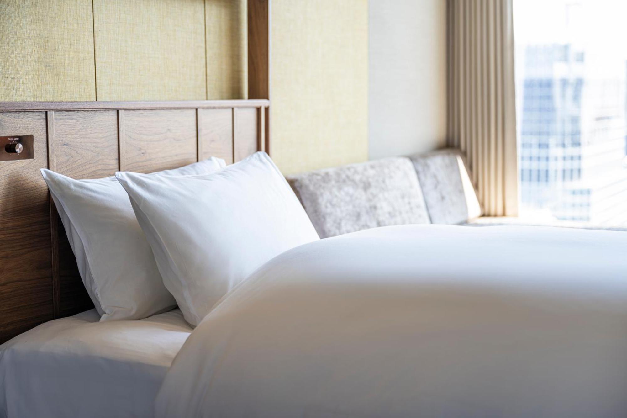 Candeo Hotels Osaka The Tower ห้อง รูปภาพ A bed with pillows