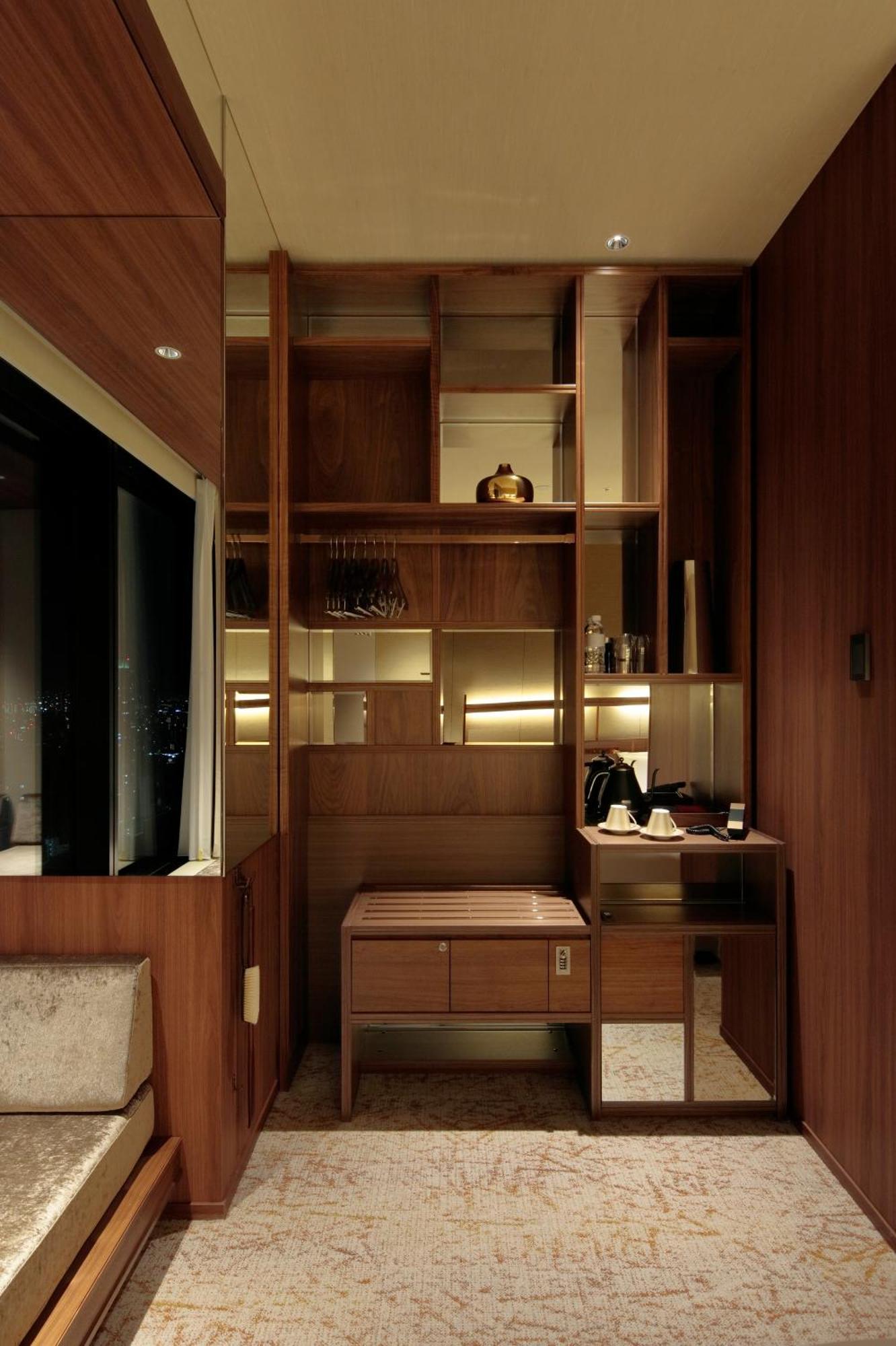 Candeo Hotels Osaka The Tower ห้อง รูปภาพ A wet bar in a hotel room