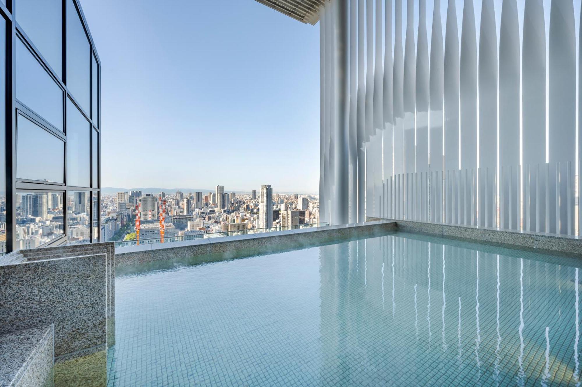 Candeo Hotels Osaka The Tower ภายนอก รูปภาพ The pool at the top of the hotel