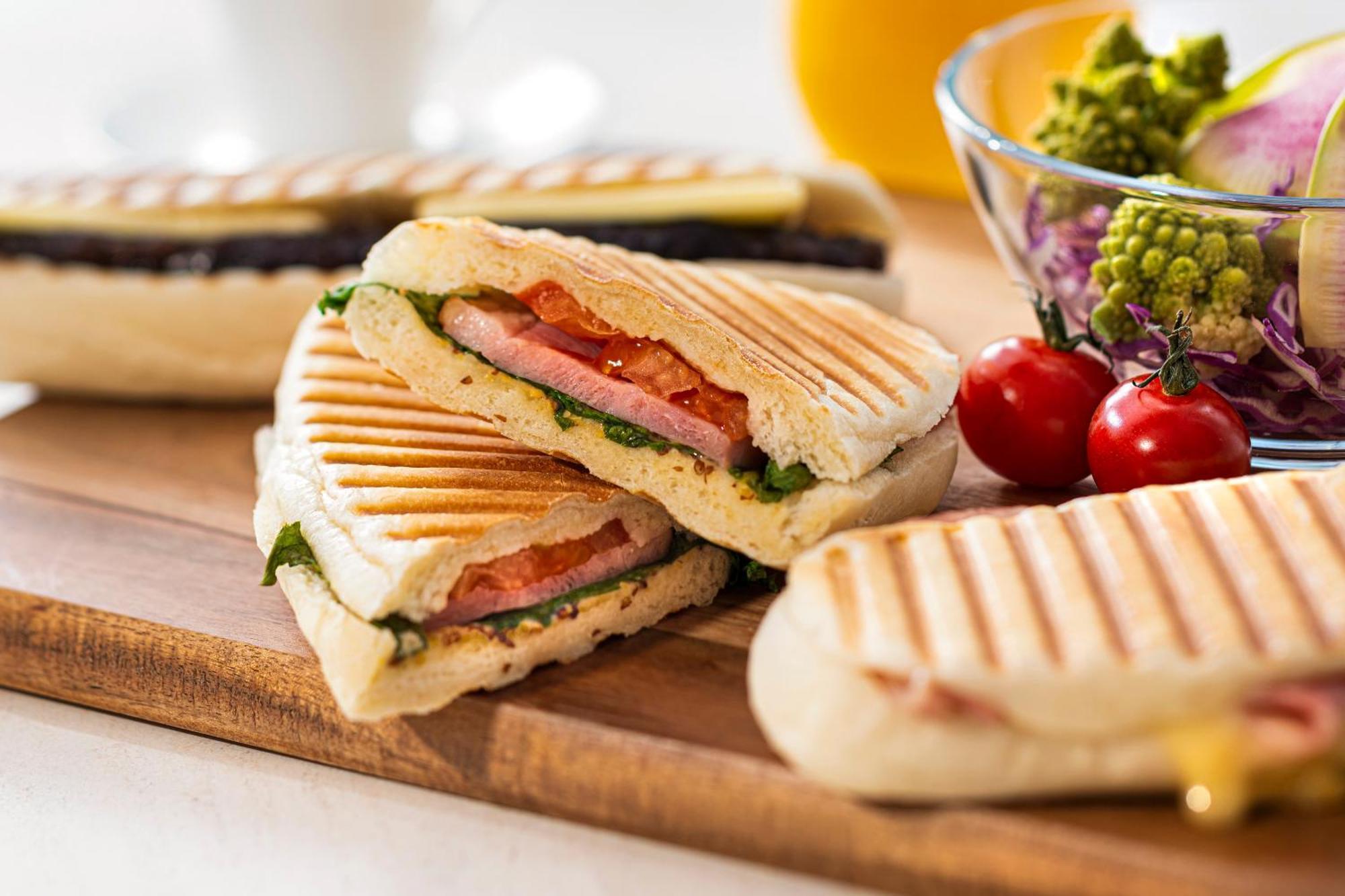 Candeo Hotels Osaka The Tower ภายนอก รูปภาพ A ham and cheese panini